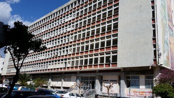 Die Regionspräsidentin stellte für die Sozialpraxis Räume in einer alten Präfektur  zur Verfügung. Foto: Verein zur Förderung der Sozialklinik Kalamata