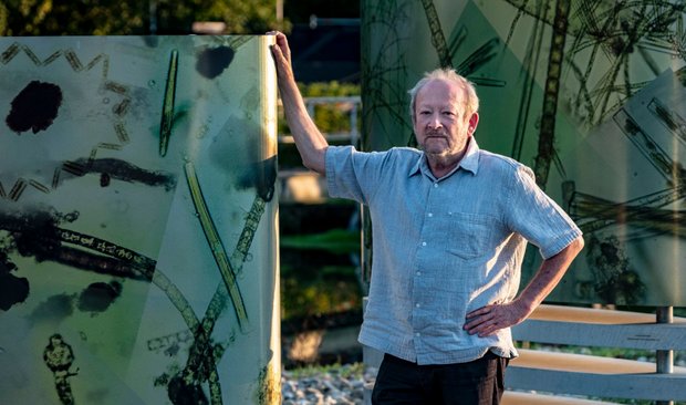 Der Künstler im Mühlhausener Klärwerk bei seiner Plastik "Lebensräume in vier Gewässern". Foto: Joachim E. Röttgers