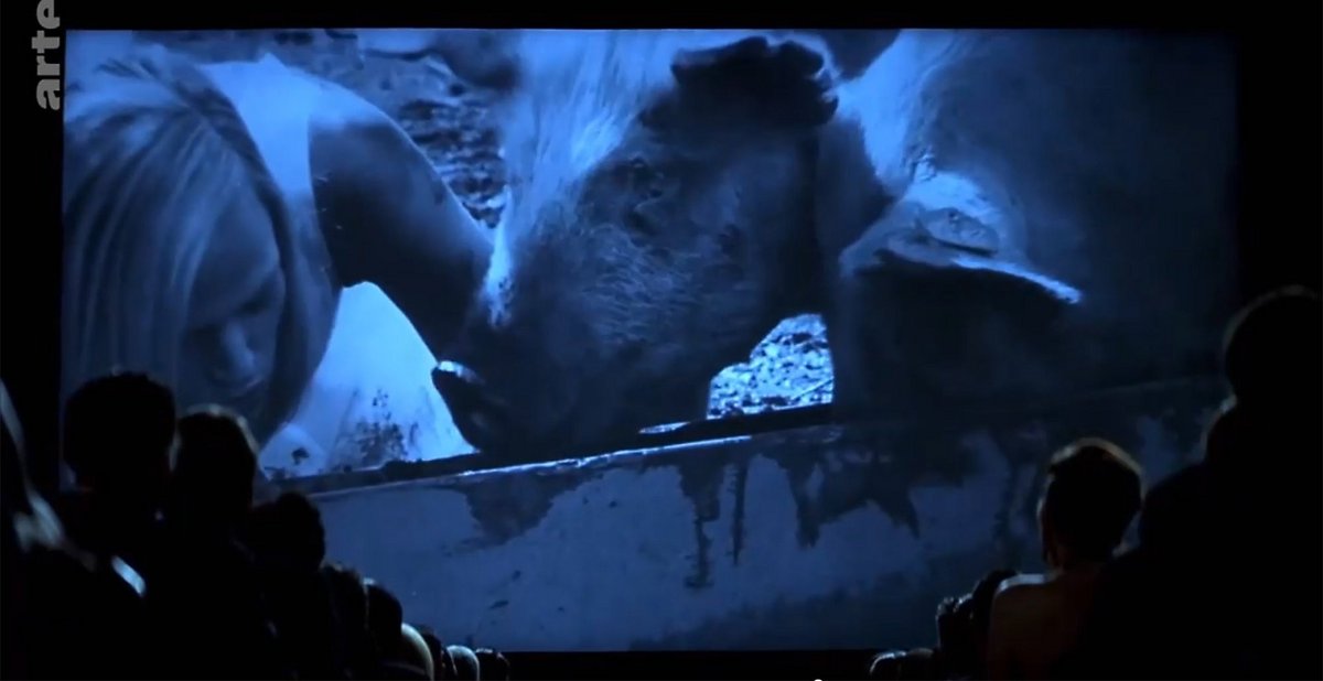 Szene aus Andrew Niccols Film "Simone" in der Collage "Das Schwein im Film". Filmstill: Arte
