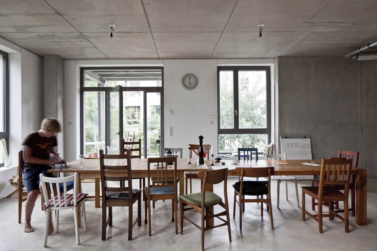 Esszimmer in einer Clusterwohnung. Mehr Bilder aus der Ausstellung in der Architekturgalerie am Weißenhof gibt's per Mausklick. Foto: Ute Zscharnt