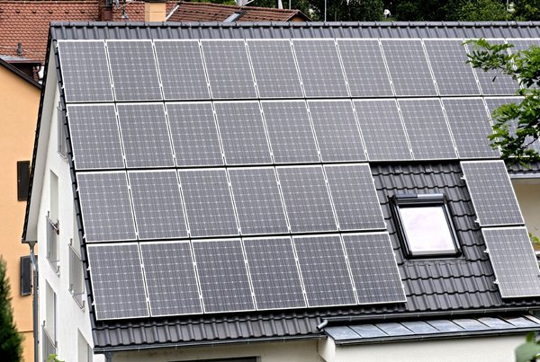 Für eine große "Energie-Ernte" soll man laut Bannasch "vorurteilsfrei jede mögliche Fläche angucken – nicht nur Dächer ...