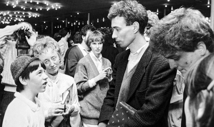 Roland Emmerich (Mitte) am 16.2.1990 im Sindelfinger Central Kino bei der Premiere von "Moon 44". Foto: Friedrich Stampe