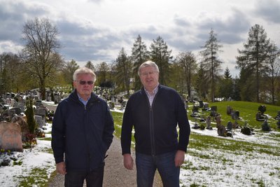 Werner Huber (li.) und Karl S. beim Besuch des Friedhofs in Lindenberg, wo der Bruder und Schwager beerdigt wurde. Foto: Mira Bültel