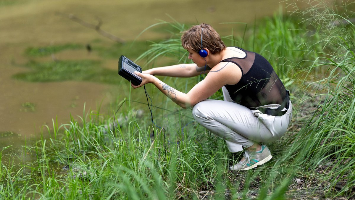 In der Mähderklinge bei Stuttgart lauscht sie den Tönen aus der Erde. Mehr vom Tag im Wald mit Klick auf den Pfeil. Fotos: Julian Rettig