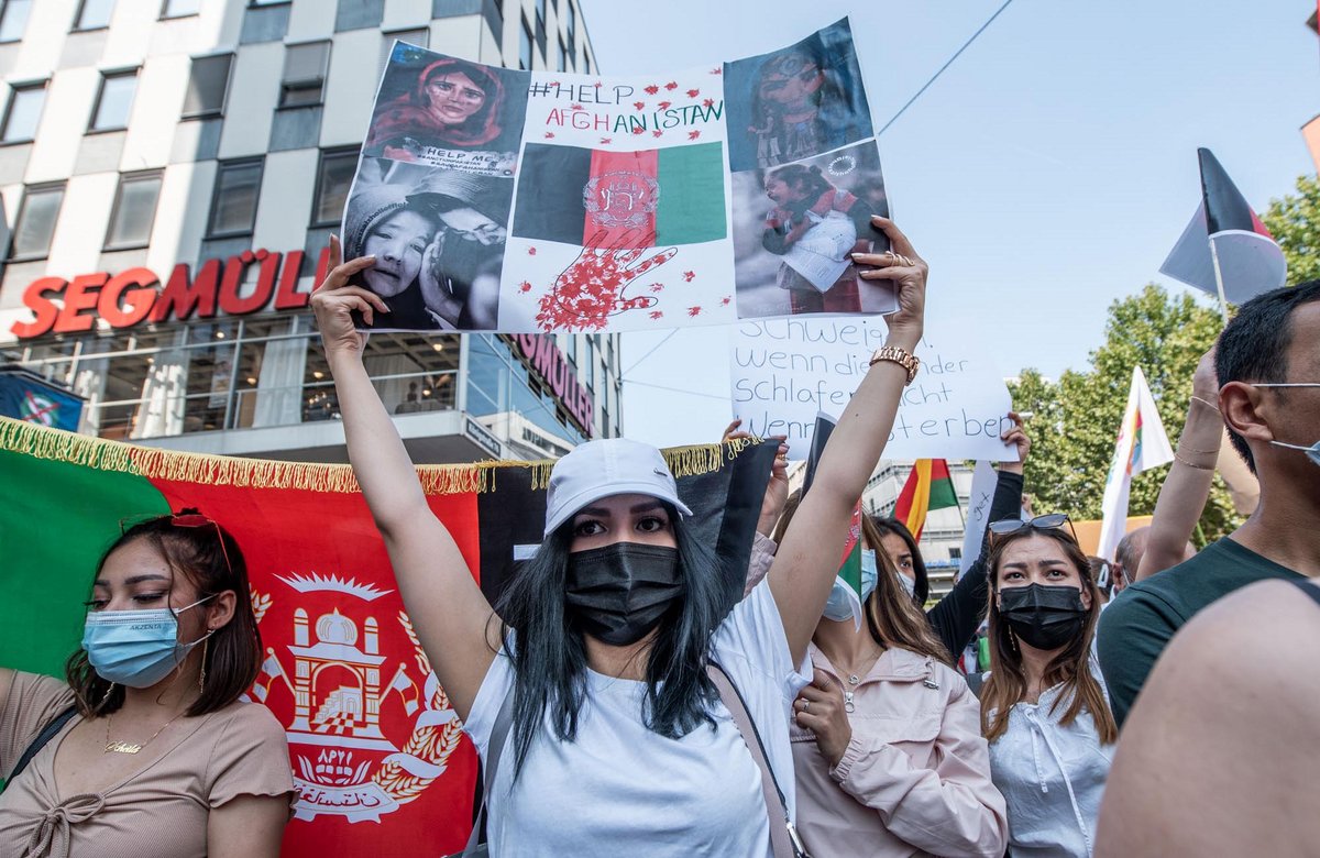 Im August, kurz nach der Machtübernahme durch die Taliban in Afghanistan, rufen afghanische Gruppen, die Seebrücke und der Flüchtlingsrat zur Demonstration in Stuttgart auf.  Im August, kurz nach der Machtübernahme durch die Taliban in Afghanistan, rufen afghanische Gruppen, die Seebrücke und der Flüchtlingsrat zur Demonstration in Stuttgart auf.