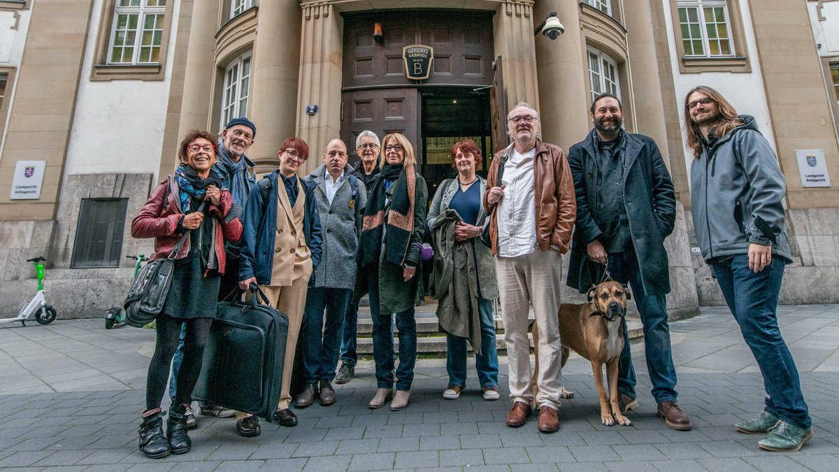 Redaktionsausflug: In einem langjährigen Rechtsstreit war Kontext mit Anwält:innen im Oktober 2022 vor dem Landgericht Frankfurt. Foto: Jens Volle