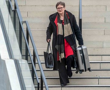 Leni Breymaier, weiblich und links, musste als Landesvorsitzende schnell ihre Koffer packen. 