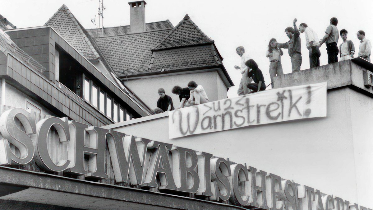 Die Tagblättler:innen streikten gern. Hier sind sie Elisabeth Frate sogar aufs Dach gestiegen, 1990. Foto: Joachim E. Röttgers