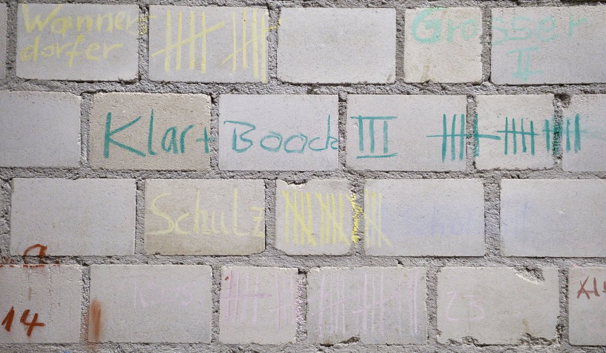 Jeder Strich steht für einen Sitzungstag vor Gericht. Jeder Strich steht für einen Sitzungstag vor Gericht.