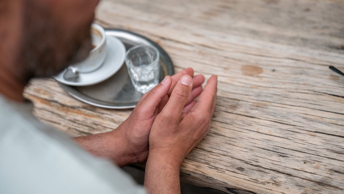 Der Druse Raduan S., 2015 geflohen aus Jaramana im Süden von Damaskus, beim Gespräch mit Kontext im Stuttgarter Weltcafé. Foto: Jens Volle