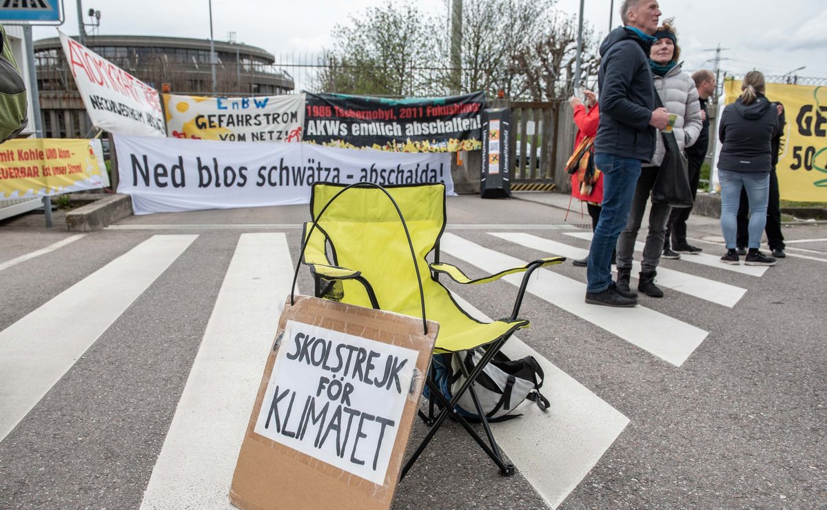 "Ned bloß schwätza – abschalta!" und Skolstrejk för klimatet, also Schulstreik fürs Klima, die Aktivist:innen verstehen sich.