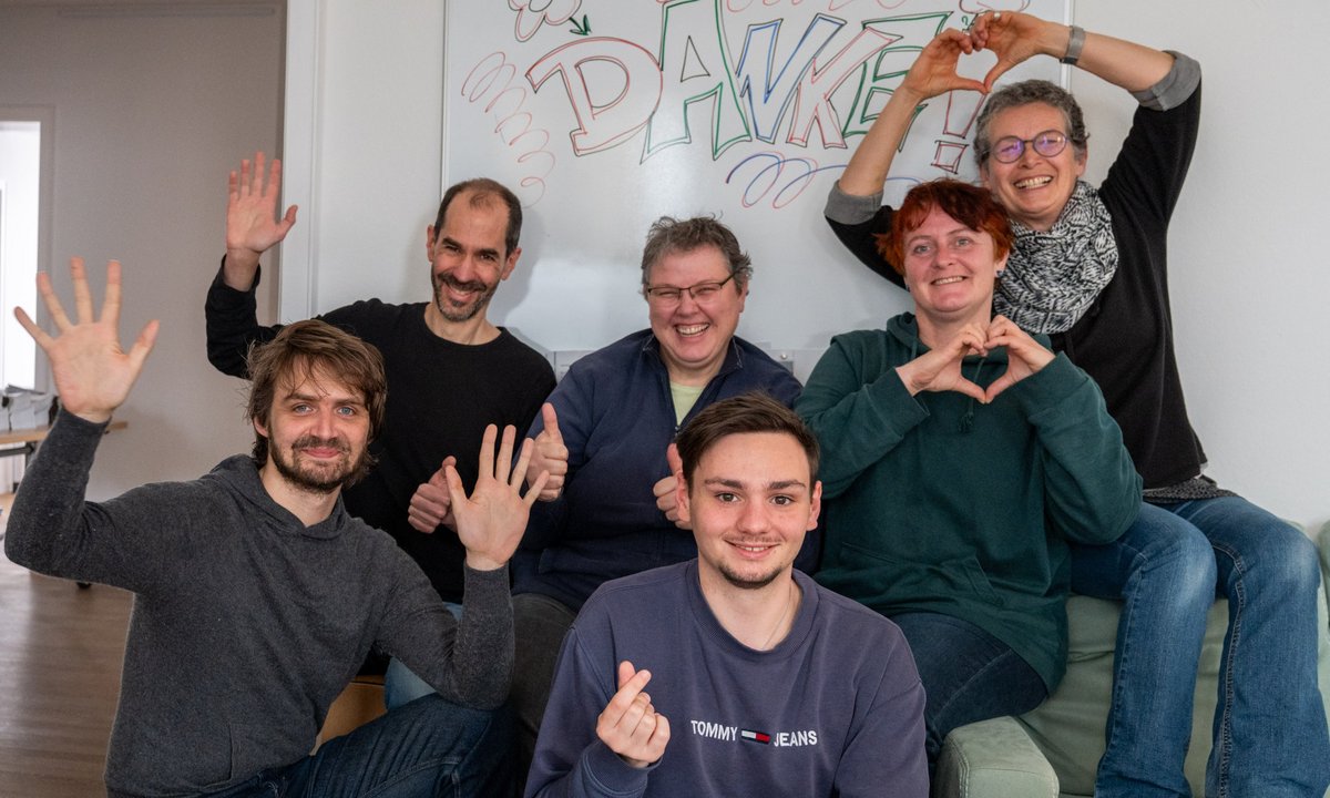 Kontext sagt danke – von links: Minh Schredle, Oliver Stenzel, Sibylle Wais, Korbinian Strohhuber, Anna Hunger, Sabine Weissinger. Foto: Jens Volle Kontext sagt danke – von links: Minh Schredle, Oliver Stenzel, Sibylle Wais, Korbinian Strohhuber, Anna Hunger, Sabine Weissinger. Foto: Jens Volle