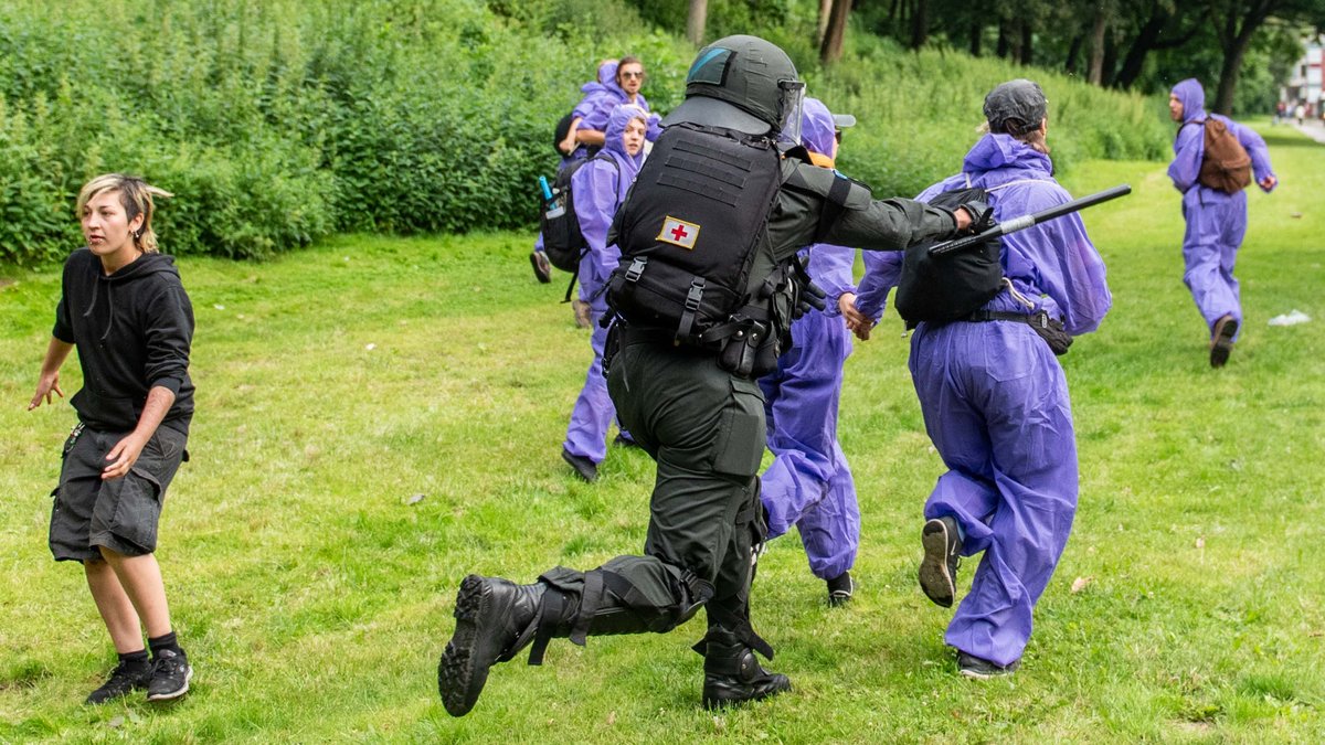 "Linke Zecken verprügeln" sei sein Ding. Symbolbild, aufgenommen 2017 beim G20-Gipfel in Hamburg. Foto: Jens Volle