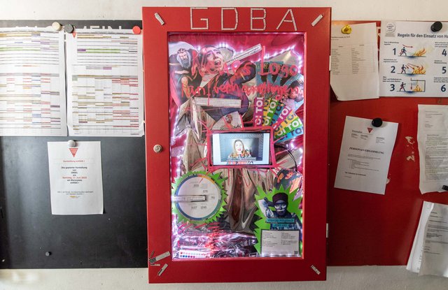 Leuchtet und blinkt: der Info-Schaukasten der Gewerkschaft.