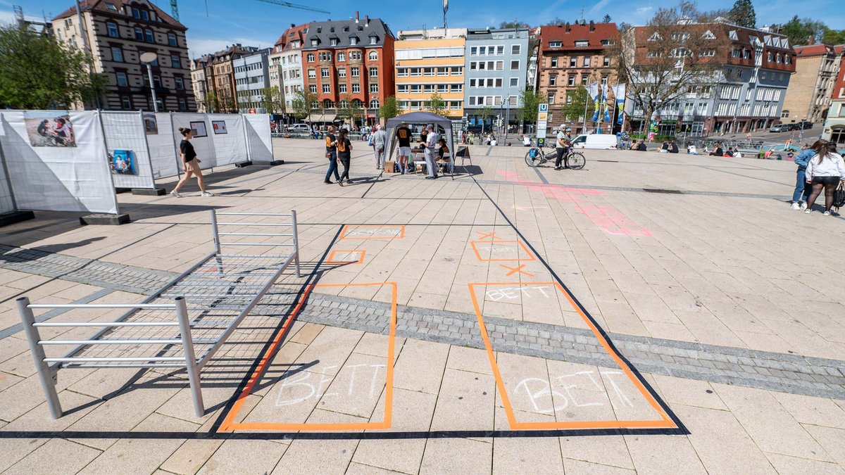 Zimmer einer durchschnittlichen Geflüchtetenunterkunft, maßstabsgetreu nachgebaut auf dem Stuttgarter Marienplatz. Foto: Jens Volle