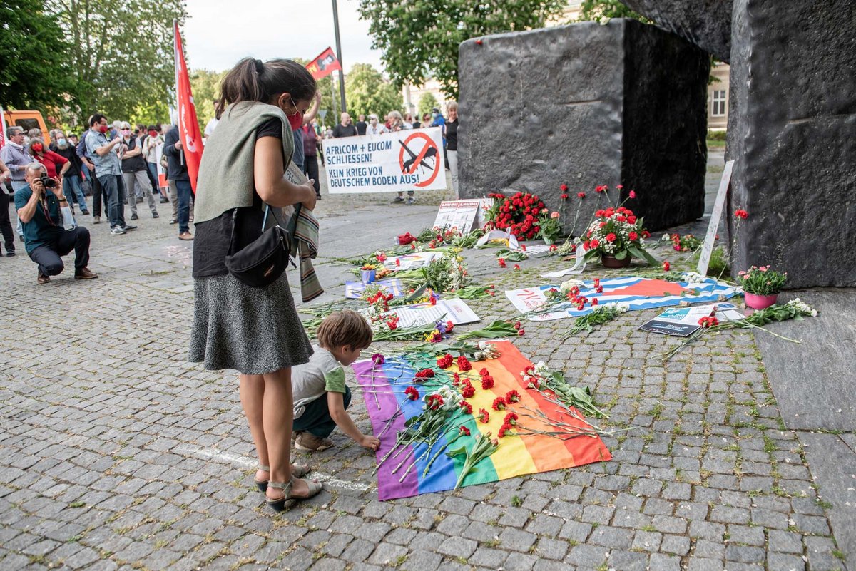 Gedenkaktion am 8. Mai auf dem Stuttgarter Karlsplatz. Foto: Jens Volle