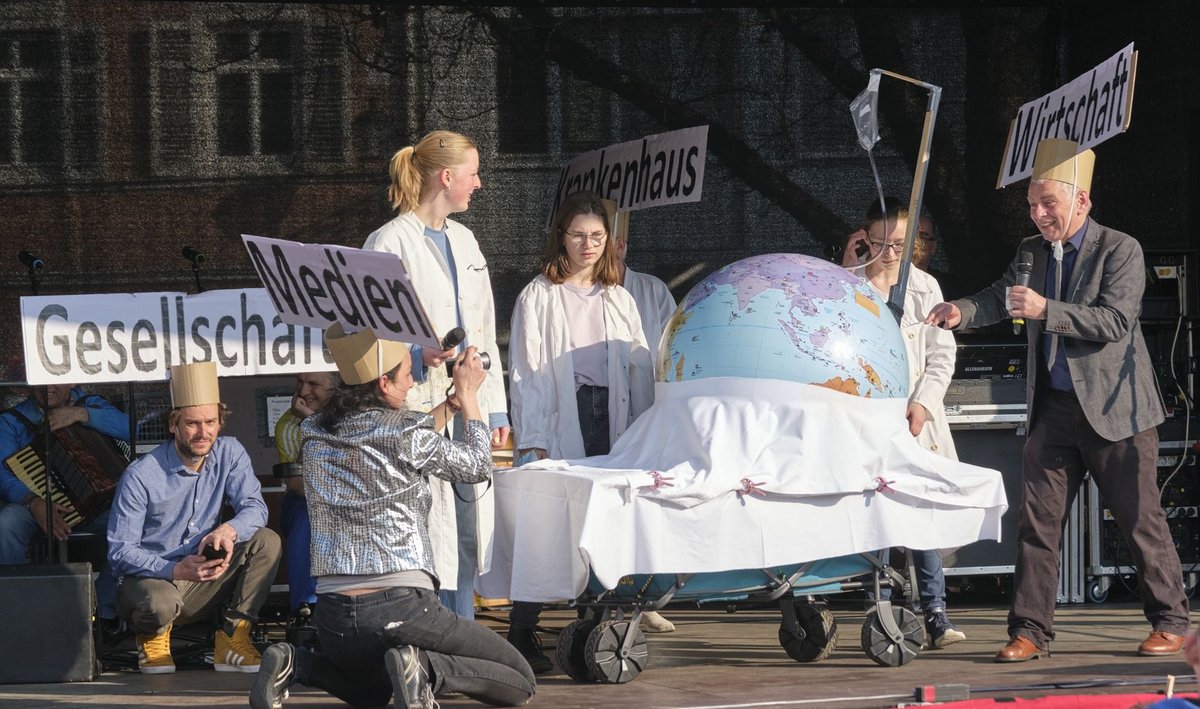 Am Krankenbett erklären alle Verantwortlichen, warum sie nicht zuständig sind. Fotos: Joachim E. Röttgers