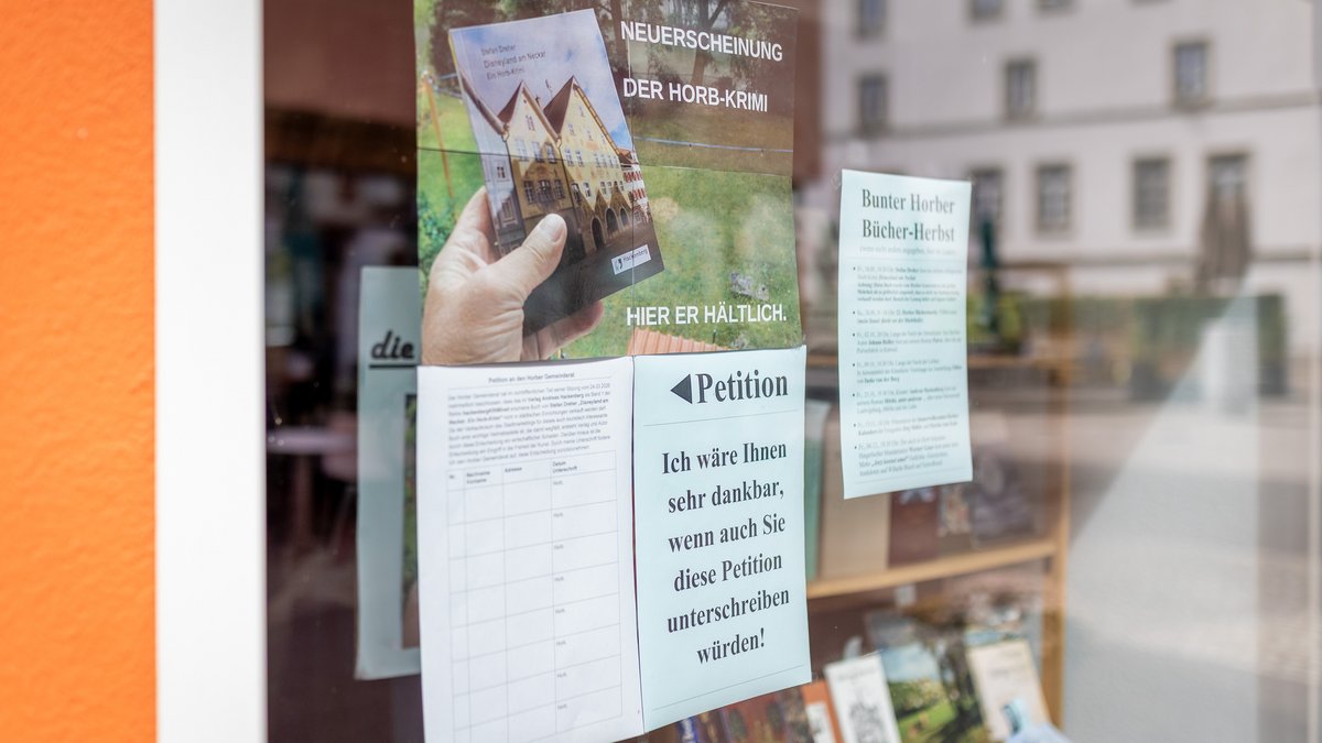 Wer das Krimi-Verkaufsverbot in der Tourist-Info blöd findet, kann im Antiquariat Hackenberg dagegen unterschreiben.