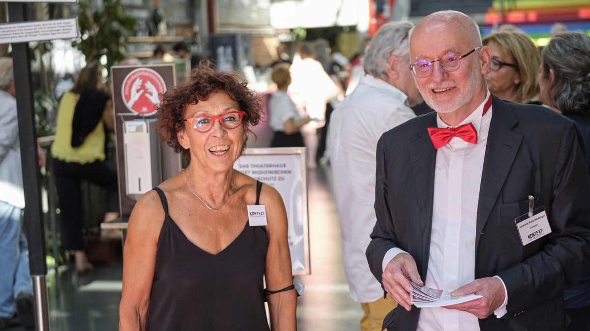 Die eine schaut auf die Rechtschreibung, der andere auf die Zahlen: Die Kontext-Vorstände Anni Endress und Johannes Rauschenberger. Foto: Joachim E. Röttgers