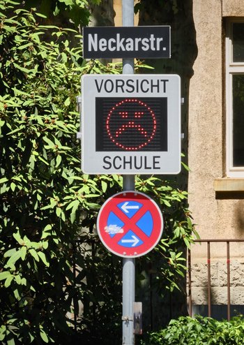 Zu viele Buchstaben: Der Smiley ist unglücklich.  Zu viele Buchstaben: Der Smiley ist unglücklich.