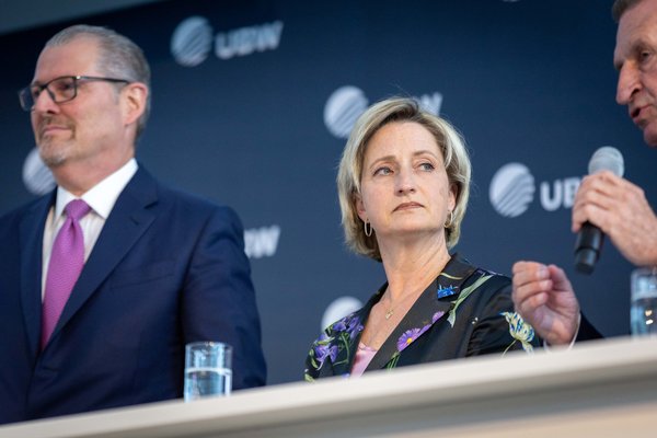 Wirtschaftsministerin Hoffmeister-Kraut steht stets solidarisch an der Seite von Wirtschaftslobbyisten, hier beim Unternehmertag BW 2025. Foto: Julian Rettig  Wirtschaftsministerin Hoffmeister-Kraut steht stets solidarisch an der Seite von Wirtschaftslobbyisten, hier beim Unternehmertag BW 2025. Foto: Julian Rettig