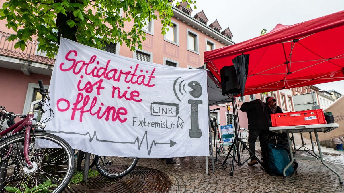 Solidaritätsbekundung im April 2024: Gegen einen Radio-Dreyeckland-Redakteur wurde Anklage erhoben, weil er in einem Artikel ein Linksunten-Archiv verlinkt hatte. Er wurde freigesprochen. Foto: Jens Volle