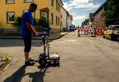 Ein Stadtwerker überprüft Gas- und Wasserleitungen nach dem "Schadensereignis". Foto: Joachim E. Röttgers