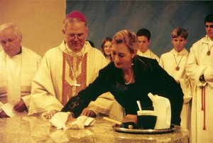 Als sie noch die Hajek-Tochter war: Die Künstlerin 1998 bei der Einweihung ihres Altars in der Renninger St. Bonifatius-Kirche. Neben ihr Weihbischof Johannes Kreidler. Foto: privat