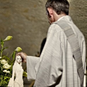 Hand drauf: Diakon Peter Maile mit Barbara-Figur. Foto: Martin Storz