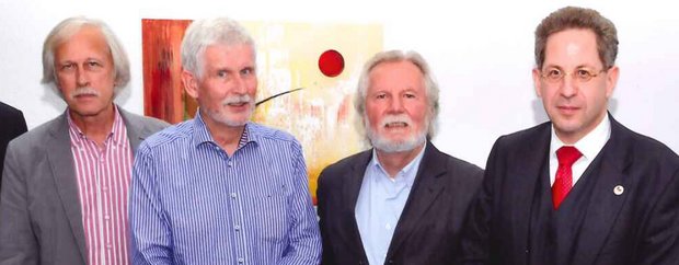 2013 besuchte Rolf Gössner (links) zusammen mit Johannes-Albrecht Haupt und Walter Koep-Kerstin von der Humanistischen Union den Verfassungsschutzpräsidenten Hans-Georg Maaßen, um mit ihm über die Abschaffung seiner Behörde zu diskutieren. Foto: Bund