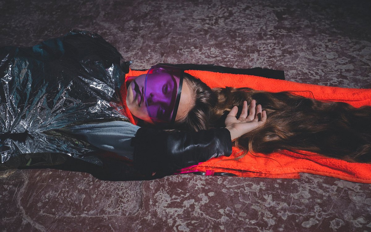 Dasha (16) in der Schule. Sie war vor drei Jahren beim ersten Arthelps-Workshop dabei, jetzt konnte sie anderen Kindern helfen. Dasha (16) in der Schule. Sie war vor drei Jahren beim ersten Arthelps-Workshop dabei, jetzt konnte sie anderen Kindern helfen.