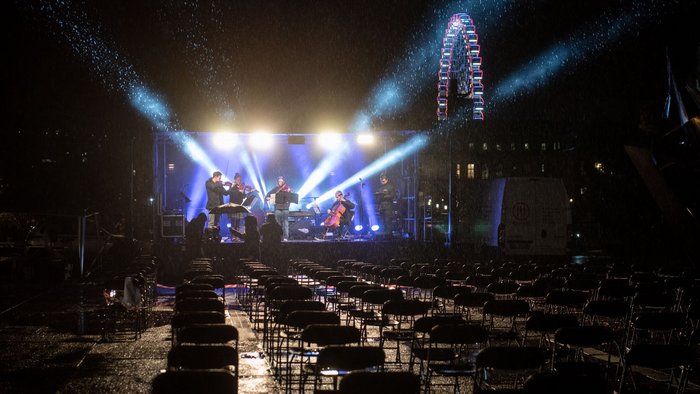 SAMFT, das Stuttgarter Aktionsbündnis für Menschenrechte und Flucht, lädt vor der Innenministerkonferenz zur "Empfangsgala vor leeren Rängen". Foto: Jens Volle