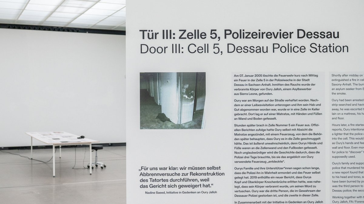 Und die Zellentür, hinter der ein Mensch verbrannt ist: War sie offen?