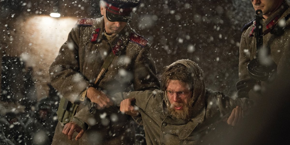 Der Deutsche Walter Proska (Jannis Niewöhner) leidet im Kriegsgefangenenlager. Fotos: NDR/Dreamtool Entertainment Der Deutsche Walter Proska (Jannis Niewöhner) leidet im Kriegsgefangenenlager. Fotos: NDR/Dreamtool Entertainment