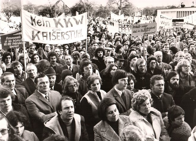 Demo gegen das AKW Wyhl im Nachbarort Weisweil, um 1975. Foto: Meinrad Schwörer, Archiv Axel Mayer