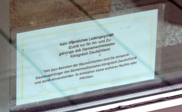 Wer reinkommt, wird Reichsbürger, stand vor einiger Zeit noch im Schaufenster. Foto: Timo Büchner