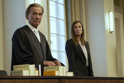 "Lassen Sie's, mein Junge!", rät der Star-Anwalt (Heiner Lauterbach) ganz im Sinne der Ex-Geliebten (Alexandra Maria Lara).