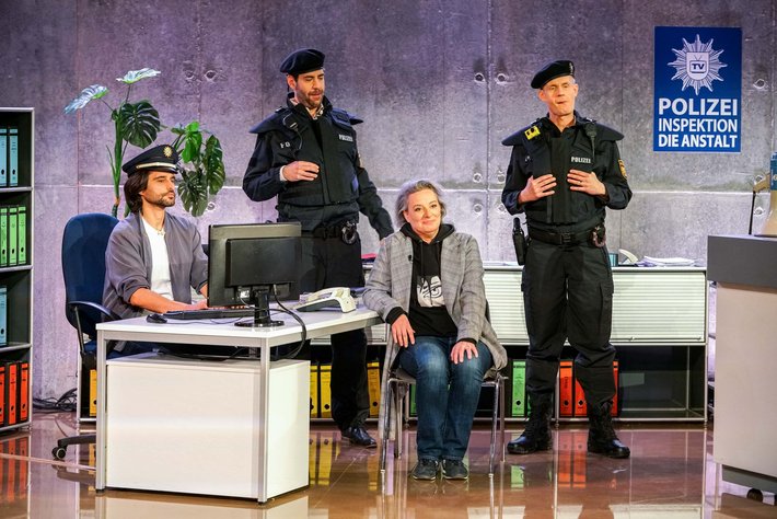 Keine Folge ohne Kostüme: Im März 2023 beleuchtete die Anstalt mit den Gästen Nektarios Vlachopoulos und Sonja Kling strukturellen Rassismus bei der Polizei. Foto: Michael Tremer, rsn