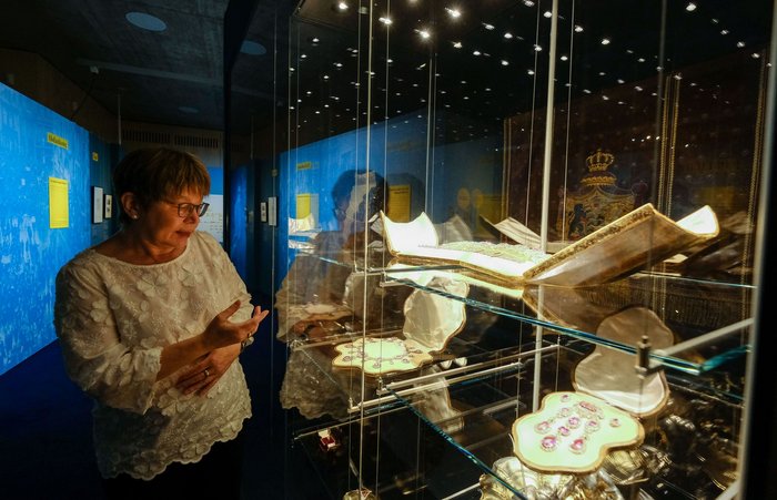Monarchisches Geschmeide: Eine Parure (Schmuckensemble) von Marie Prinzessin von Württemberg, links Ausstellungs-Kuratorin Edith Neumann. Foto: Leif Piechowski/Stadtpalais