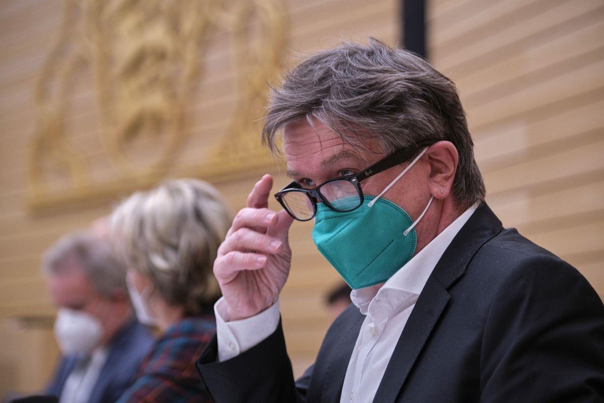 Wuschel bleibt Wuschel: mit oder ohne Coiffeur. (Manfred Lucha)