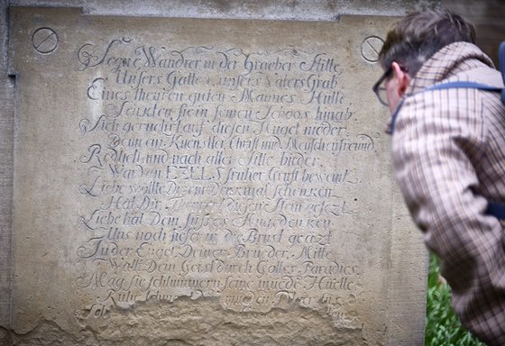 Fundstück auf dem historischen Hoppenlaufriedhof hinter der Liederhalle. Fundstück auf dem historischen Hoppenlaufriedhof hinter der Liederhalle.