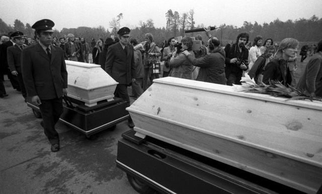 Beerdigung der RAF-Terroristen Gudrun Ensslin, Andreas Baader und Jan-Carl Raspe auf dem Stuttgarter Dornhalden-Friedhof. Foto: Horst Rudel