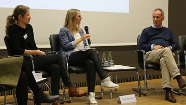 Stephan Lamby und Katrin Langhans (links), moderiert von Anette Dowideit vom Netzwerk Recherche.