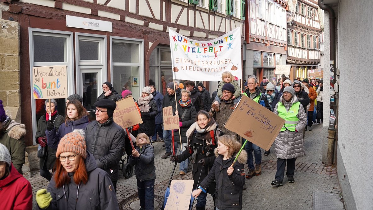 So viele Menschen wie noch nie drängen durch die Herrenberger Altstadt. Foto: Steffen Braun So viele Menschen wie noch nie drängen durch die Herrenberger Altstadt. Foto: Steffen Braun