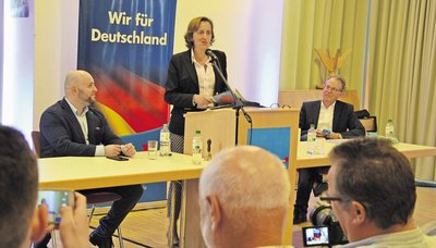 Markus Frohnmaier (links), Beatrix von Storch und Steffen Ernle, AfD-Sprecher und Vorsitzender des Förderkreises der Stuttgarter Kickers. Fotos: Schilling