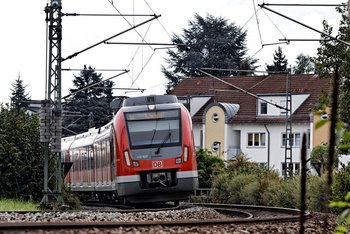 Zeit- und Lärmproblem Mischverkehr: Wo heute S-Bahnen fahren, sollen auch ICEs kurven. Foto: Jo E. Röttgers