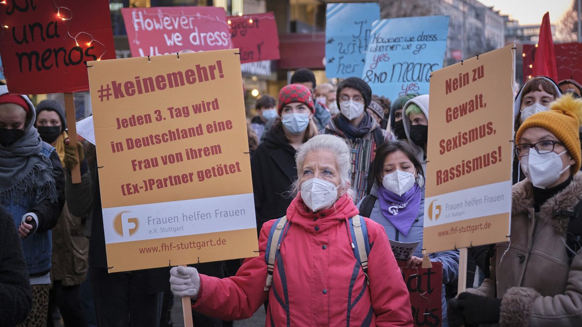 Jeden dritten Tag. Demo am 27.11.2021 in Stuttgart, die Zahl ist heute leider noch genauso hoch. Foto: Joachim E. Röttgers