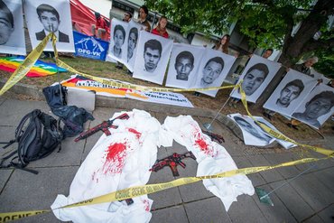 Mahnwache für die ermordeten mexikanischen Studenten vor dem Gerichtsgebäude.