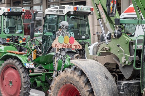 Vermeintliche Knechtschaft unter der Ampel? Jürgen Elsässer findet Antworten im Nationalsozialismus.