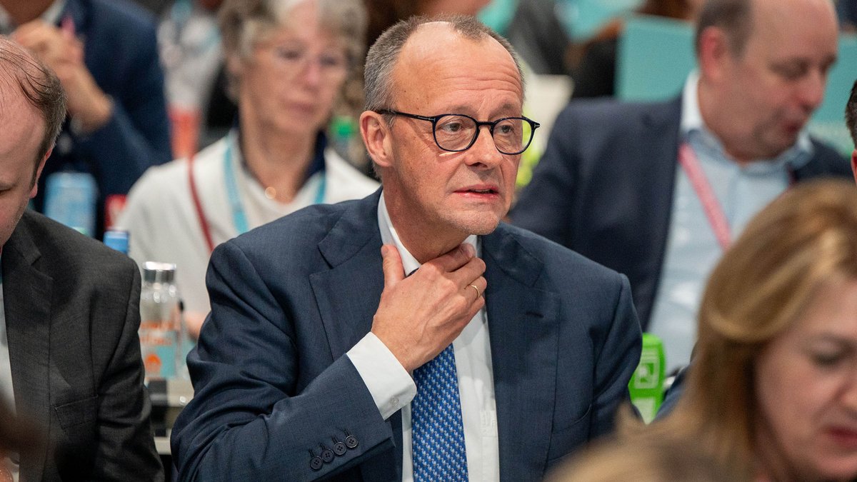 Das war ein dicker Kloß – der Bundeskanzler und CDU-Vorsitzende Friedrich Merz beim Schluckversuch. Foto: Jens Volle